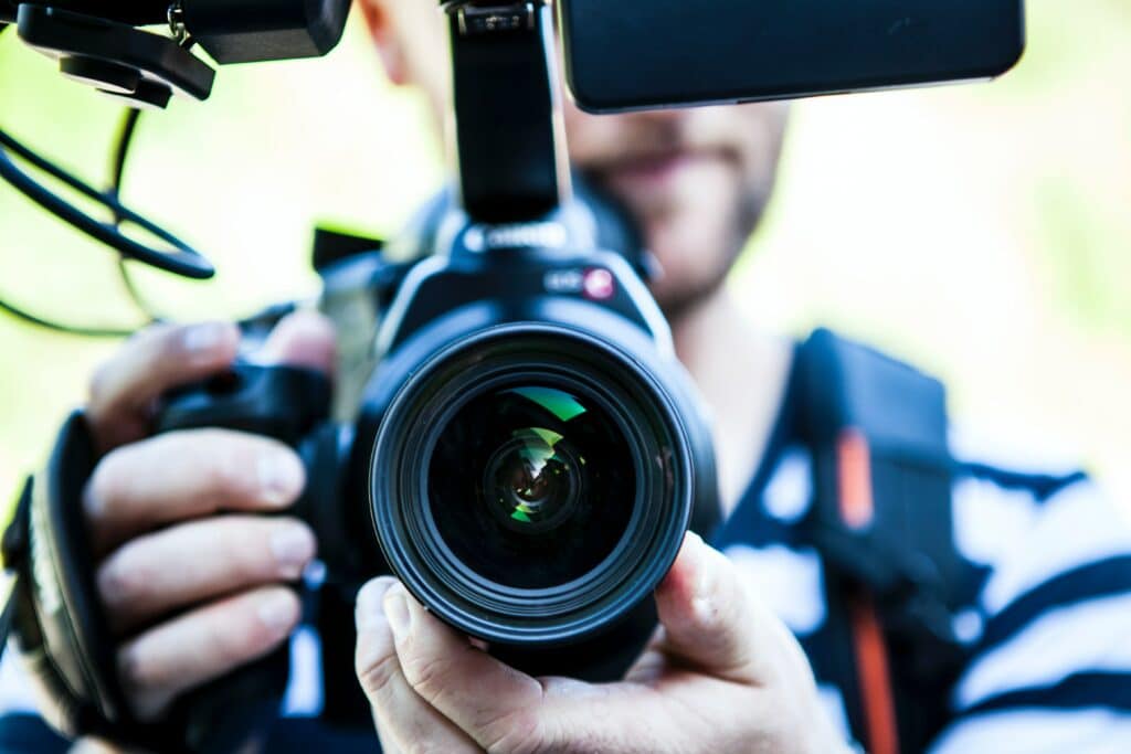 Un homme tournant une vidéo avec l'appareil photo de face.